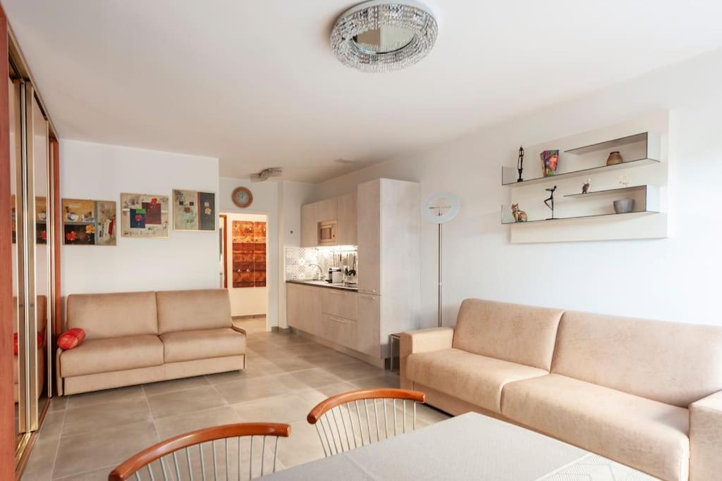 Superbe Studio Avec Terrasse En Front De Mer Menton Exterior foto